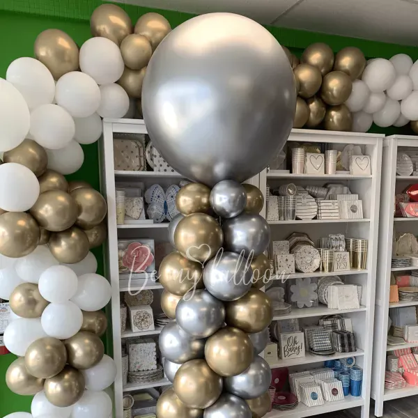 عمود كروم مكون من باقة من البالونات الضخمة