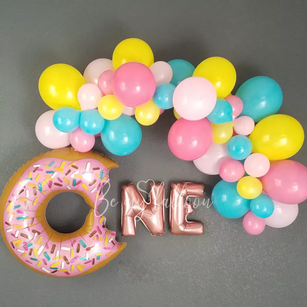 Композиция из шаров с гирляндой Пончик